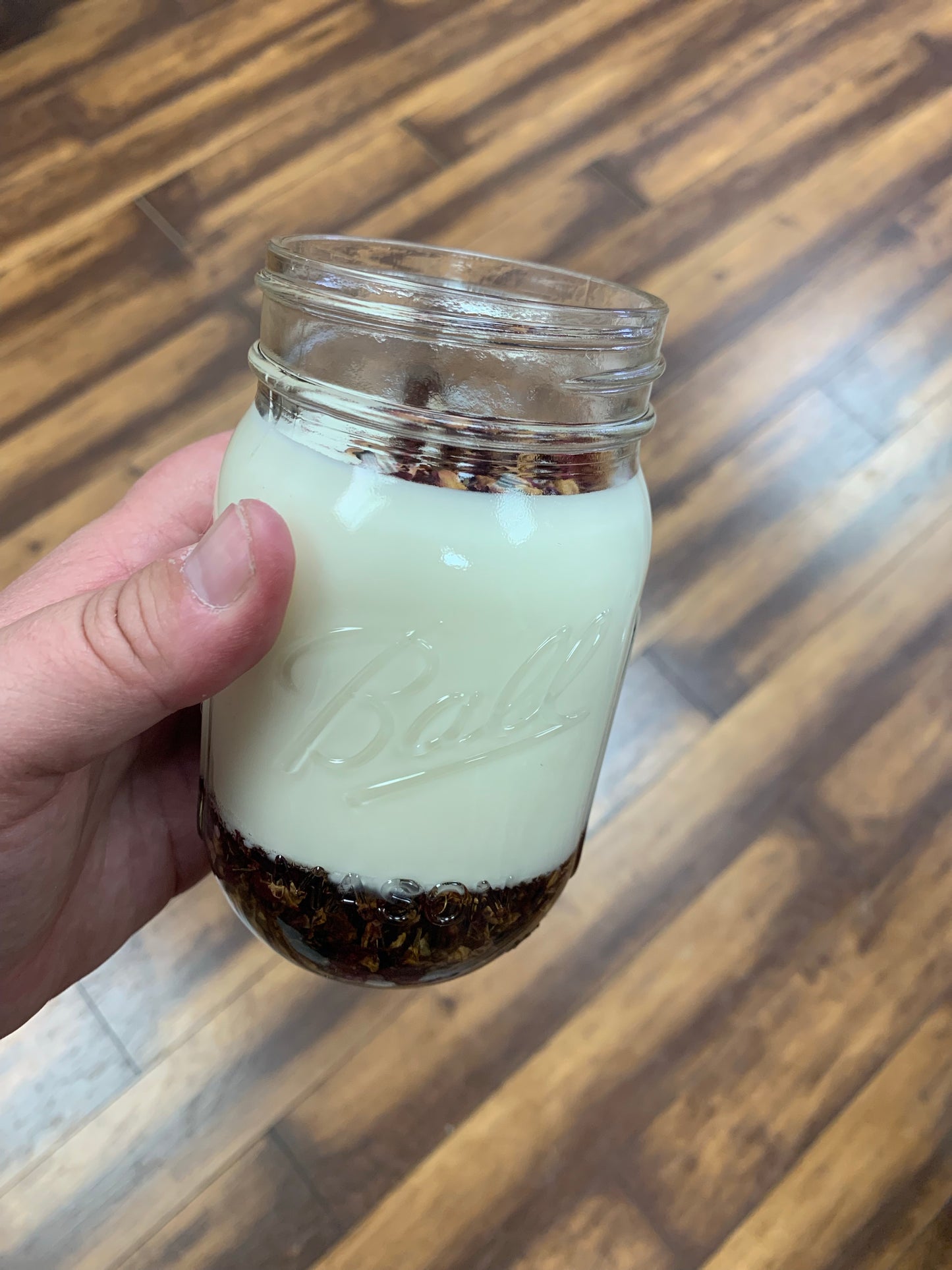 It has pockets soy candle